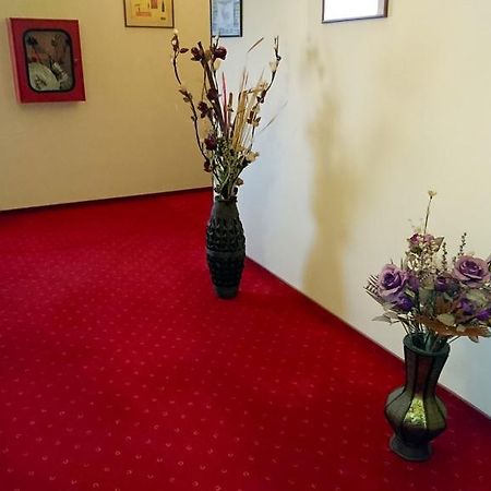 Hotel Pui De Urs Bukarest Kültér fotó
