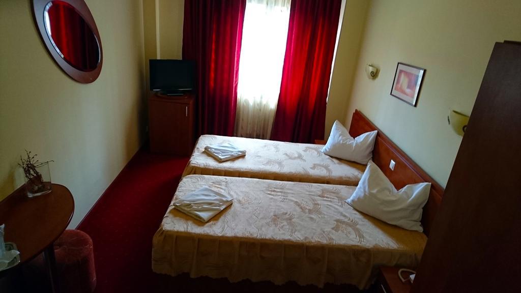 Hotel Pui De Urs Bukarest Kültér fotó
