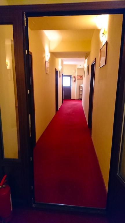 Hotel Pui De Urs Bukarest Kültér fotó